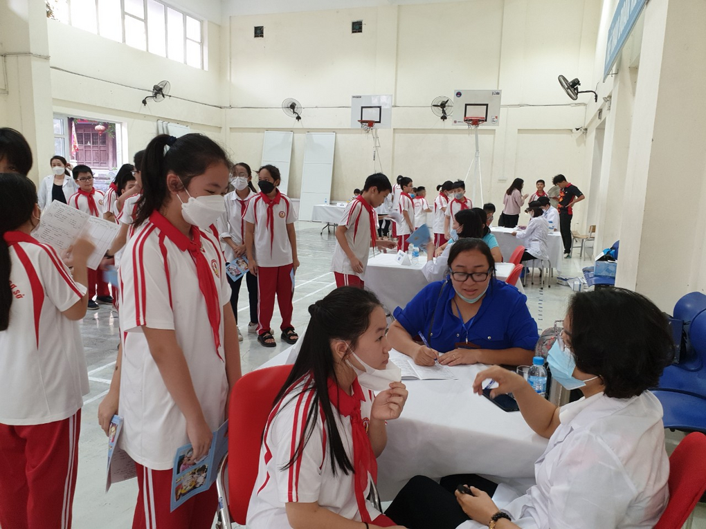 Trường THCS Mạc Đĩnh Chi tổ chức khám sức khoẻ cho học sinh