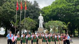 Học sinh trường THCS Mạc Đĩnh Chi dâng hương, dâng hoa tại tượng đài anh hùng Lý Tự Trọng