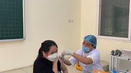 Học sinh khối 6 trường THCS Mạc Đĩnh Chi tiêm vaccine phòng  covid19