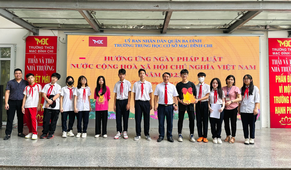 Sinh hoạt dưới cờ: Hưởng ứng ngày pháp luật nước Cộng hòa xã hội chủ nghĩa Việt Nam