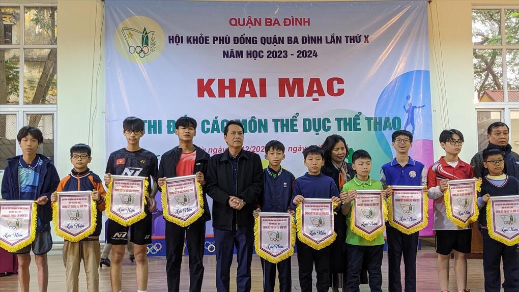 Đội tuyển cầu lông trường THCS Mạc Đĩnh Chi tham dự Hội khỏe Phù Đổng quận Ba Đình năm học 2023 - 2024