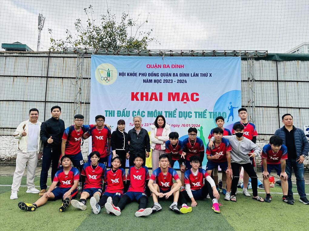 Đội tuyển bóng đá nam THCS Mạc Đĩnh Chi giành thắng lợi 3 - 1 trước đội tuyển THCS Nguyễn Trãi