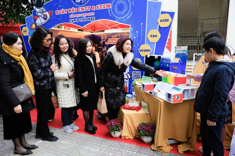 Sản phẩm STEM của học sinh Trường Tiểu học Kim Đồng mang tới ngày hội.